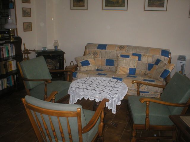 sitting_room_with_bed_closed_02