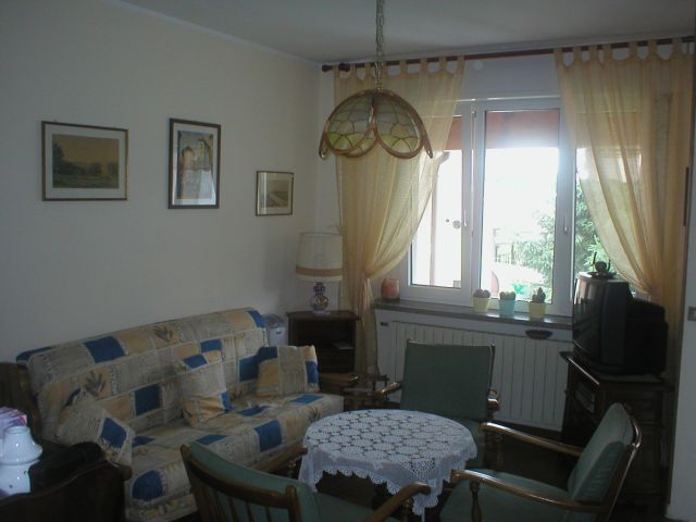sitting_room_with_bed_closed_03