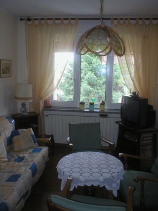 sitting_room_with_bed_closed_04