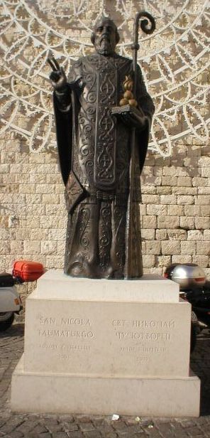 bari_san_nicola_piazzale_cattedrale_01